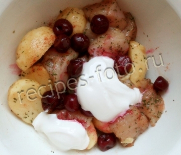 Курица с картошкой и вишней со сметаной в духовке в рукаве