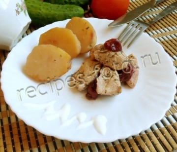Курица с картошкой и вишней со сметаной в духовке в рукаве