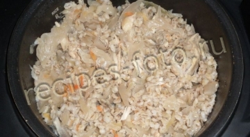 Курица тушеная с квашеной капустой и перловкой в мультиварке