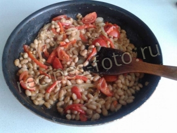 Курица тушеная с фасолью и овощами