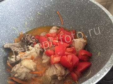 Курица тушеная с овощами и яйцом