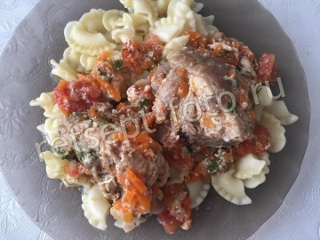 Курица тушеная с овощами и яйцом