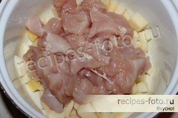 Курица в духовке в рукаве с картофелем овощами и грибами