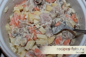 Курица в духовке в рукаве с картофелем овощами и грибами