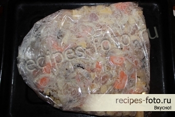 Курица в духовке в рукаве с картофелем овощами и грибами