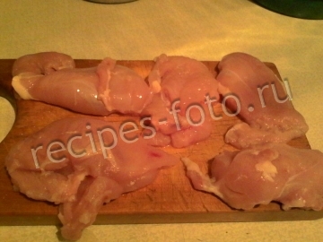 Вареное куриное филе в кляре на сковороде
