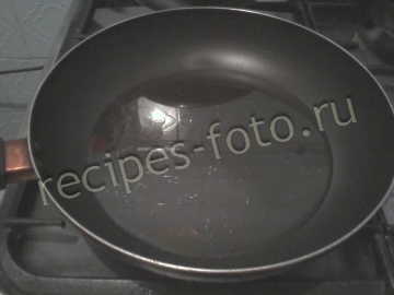 Вареное куриное филе в кляре на сковороде