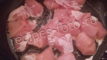 Курица в сметане с сыром на сковороде