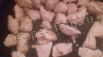 Курица в сметане с сыром на сковороде