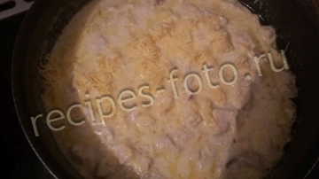 Курица в сметане с сыром на сковороде