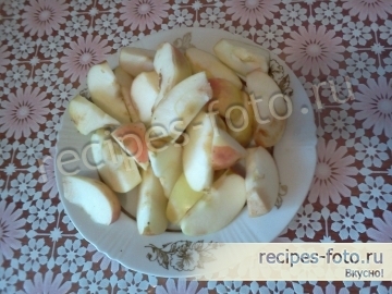 Курица запеченная целиком в духовке с яблоками в рукаве