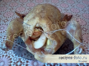 Курица запеченная целиком в духовке с яблоками в рукаве