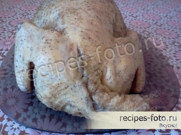 Курица запеченная целиком в духовке с яблоками в рукаве