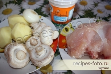 Курица с грибами и картошкой в сметане в горшочках