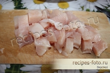 Курица с грибами и картошкой в сметане в горшочках