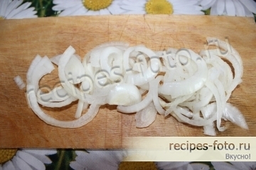 Курица с грибами и картошкой в сметане в горшочках