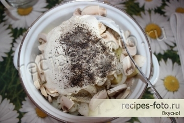 Курица с грибами и картошкой в сметане в горшочках