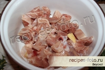 Курица с грибами и картошкой в горшочке в духовке
