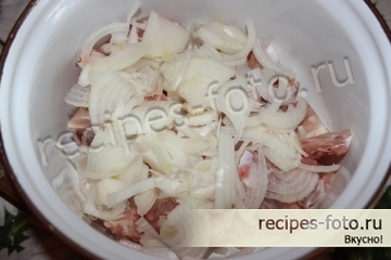 Курица с грибами и картошкой в горшочке в духовке