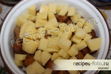 Курица с грибами и картошкой в горшочке в духовке