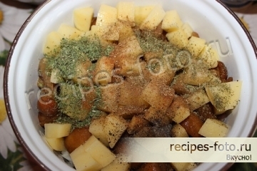 Курица с грибами и картошкой в горшочке в духовке