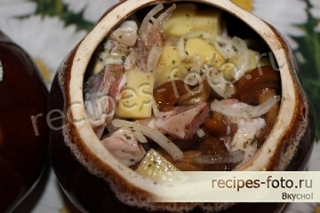 Курица с грибами и картошкой в горшочке в духовке