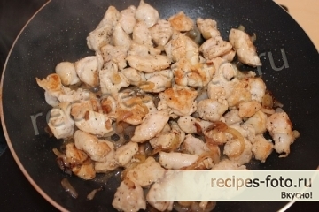 Вкусная курочка с сыром и перцем на сковороде
