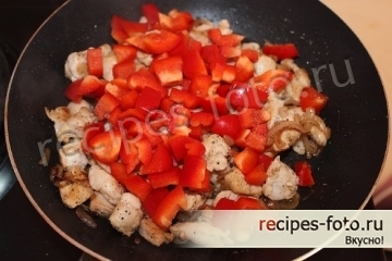 Вкусная курочка с сыром и перцем на сковороде