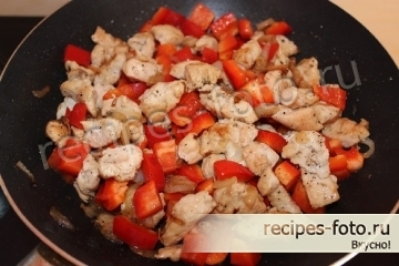 Вкусная курочка с сыром и перцем на сковороде
