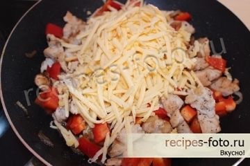 Вкусная курочка с сыром и перцем на сковороде
