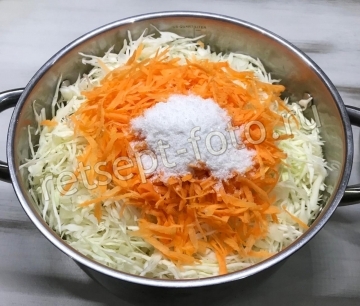 Квашеная капуста с яблоками в кастрюле