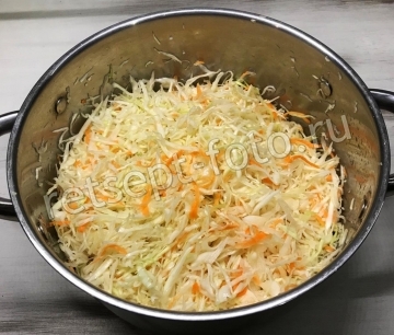 Квашеная капуста с яблоками в кастрюле