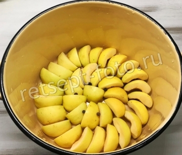 Квашеная капуста с яблоками в кастрюле