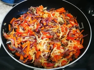 Лапша удон с говядиной и овощами