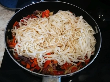 Лапша удон с говядиной и овощами