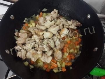 Лапша удон с курицей и овощами