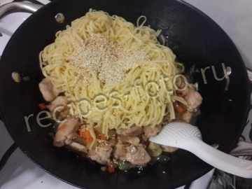 Лапша удон с курицей и овощами