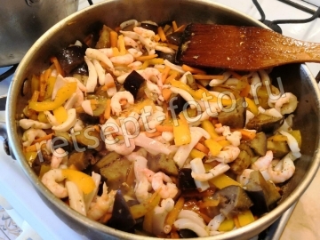 Лапша удон с морепродуктами и овощами