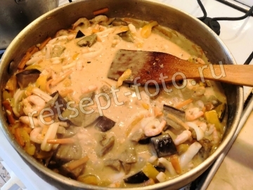 Лапша удон с морепродуктами и овощами