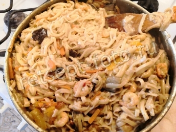Лапша удон с морепродуктами и овощами