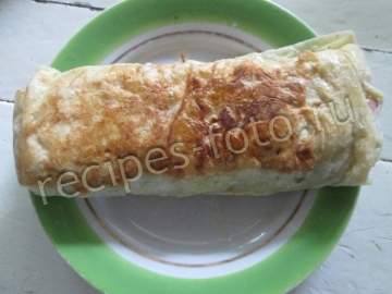 Лаваш с колбасой и помидорами