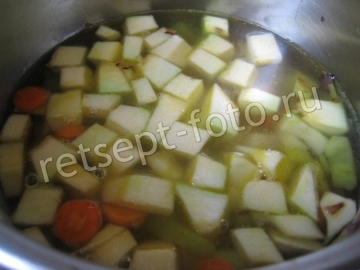 Легкий суп с кабачками и яйцом