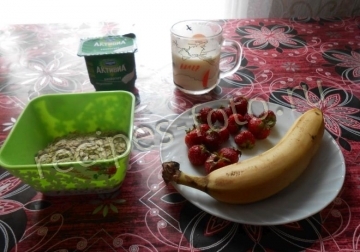 Ленивая овсянка в банке с бананом и йогуртом