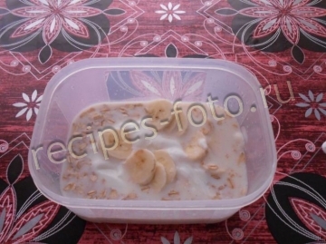 Ленивая овсянка в банке с бананом и йогуртом