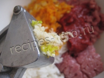 Ленивые голубцы с фаршем, рисом и капустой на сковороде в томатно-сметанном соусе