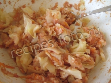 Ленивые голубцы с фаршем, рисом и капустой на сковороде в томатно-сметанном соусе