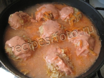 Ленивые голубцы с фаршем, рисом и капустой на сковороде в томатно-сметанном соусе