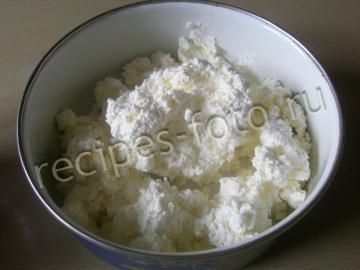 Лимонный сырник с изюмом и глазурью