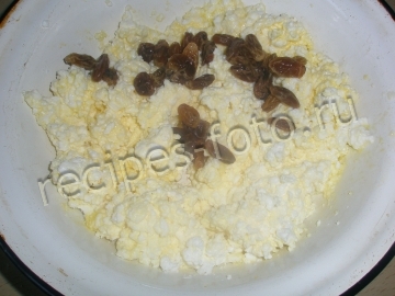 Лимонный сырник с изюмом и глазурью