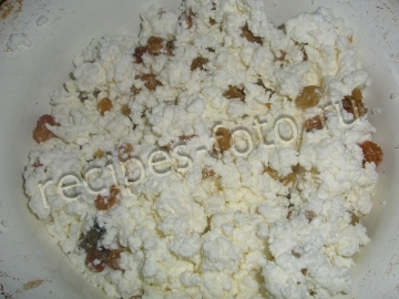 Лимонный сырник с изюмом и глазурью